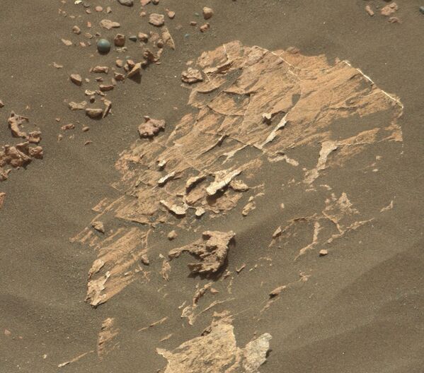 تحتوي الخرسانة المستديرة الصغيرة 5 مم (أعلى يسار الصورة) على كبريتات الكالسيوم، والصوديوم + المغنيسيوم، مما يجعلها تبدو مختلفة عن صخور ذات شكل التوت الأزرق الغنية بالهيماتيت، 2017 - سبوتنيك عربي