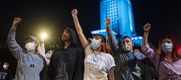 احتجاجات في أمريكا على مقتل مواطن تحت ركبة شرطي - سبوتنيك عربي