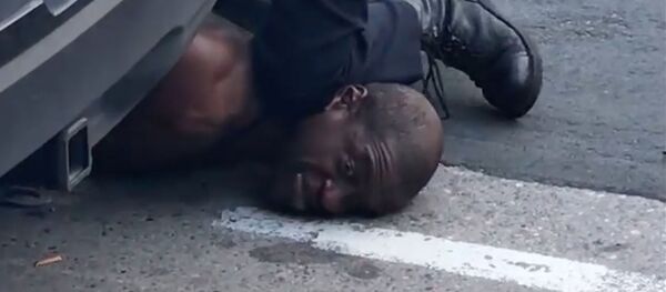 احتجاجات واسعة على مقتل شاب (جورج فلويد) تحت ركبة شرطي أمريكي في مدينة منيابولس، ولاية مينيسوتا، الولايات المتحدة 27 مايو 2020 - سبوتنيك عربي