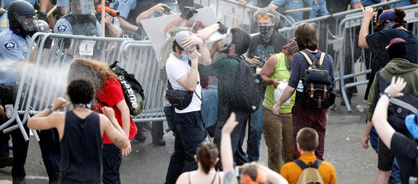 احتجاجات واسعة على مقتل شاب تحت ركبة شرطي أمريكي في مدينة منيابولس، ولاية مينيسوتا، الولايات المتحدة 27 مايو 2020 - سبوتنيك عربي