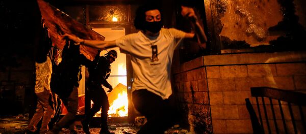 إحراق مركز الشرطة خلال احتجاجات واسعة على مقتل شاب تحت ركبة شرطي أمريكي في مدينة منيابولس، ولاية مينيسوتا، الولايات المتحدة 28 مايو 2020 - سبوتنيك عربي