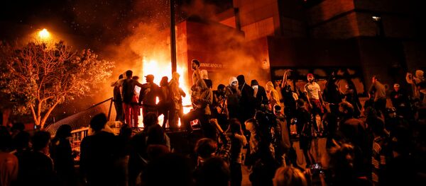 إحراق مركز الشرطة خلال احتجاجات واسعة على مقتل شاب تحت ركبة شرطي أمريكي في مدينة منيابولس، ولاية مينيسوتا، الولايات المتحدة 28 مايو 2020 - سبوتنيك عربي