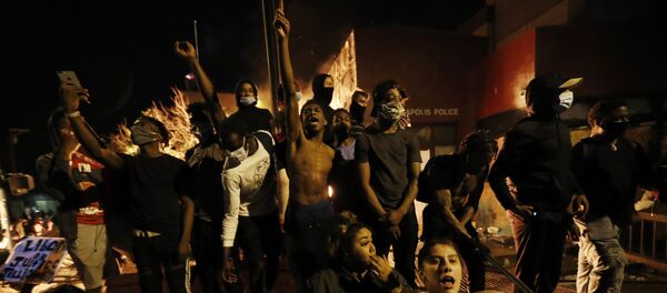  احتجاجات واسعة على مقتل شاب تحت ركبة شرطي أمريكي في مدينة منيابولس، ولاية مينيسوتا، الولايات المتحدة 28 مايو 2020 - سبوتنيك عربي