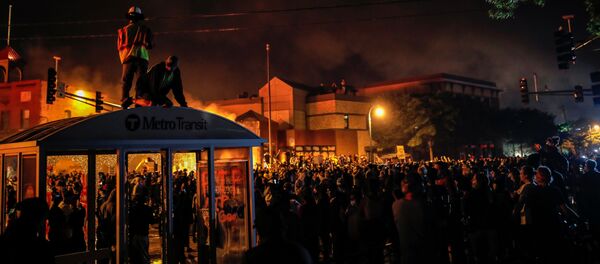 إحراق مركز الشرطة خلال احتجاجات واسعة على مقتل شاب تحت ركبة شرطي أمريكي في مدينة منيابولس، ولاية مينيسوتا، الولايات المتحدة 28 مايو 2020 - سبوتنيك عربي