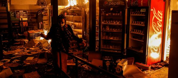  احتجاجات واسعة على مقتل شاب تحت ركبة شرطي أمريكي في مدينة منيابولس، ولاية مينيسوتا، الولايات المتحدة 28 مايو 2020 - سبوتنيك عربي