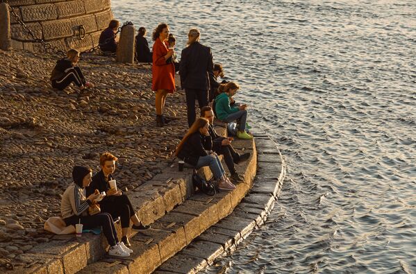 تخفيف قيود الحجر الصحي المفروضة بسبب جائحة كورونا و افتتاح الحدائق و المتنزهات العامة في سان بطرسبورغ، روسيا 24 مايو 2020 - سبوتنيك عربي