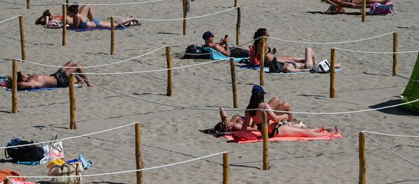 افتتاح الشواطئ أمام الزوار في لا غراند-موت، بعد تخفيف قيود الحجر المنزلي في فرنسا 26  مايو/ أيار 2020 - سبوتنيك عربي