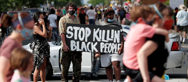 احتجاجات واسعة على مقتل شاب أمريكي (جورج فلويد) تحت ركبة شرطي أمريكي في مدينة منيابولس، ولاية مينيسوتا، الولايات المتحدة 27 مايو 2020 - سبوتنيك عربي