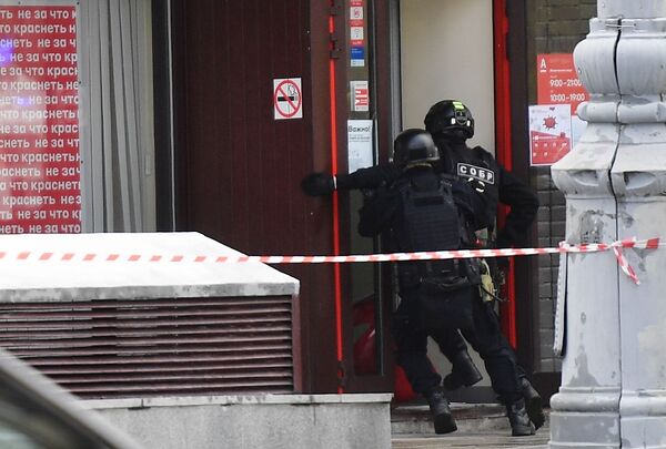 مجهول أقدم على احتجاز رهائن في فروع إحدى بنوك ألفا-بانك وسط العاصمة الروسية موسكو، 23 مايو/ أيار 2020 - سبوتنيك عربي