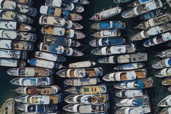 القوارب الثمينة في منطقة كريلو جيسينيس مارينا على خلفية قيود الحجر الصحي في كرواتيا 27  مايو/ أيار 2020 - سبوتنيك عربي