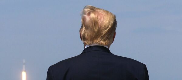 الرئيس الأمريكي دونالد ترامب يشاهد إطلاق صاروخ سبيس إكس فالكون 9 والمركبة الفضائية كرو دراغون من  مركز كينيدي للفضاء التابع لناسا في كيب كانافيرال، فلوريدا، الولايات المتحدة، 30 مايو/ أيار 2020 - سبوتنيك عربي