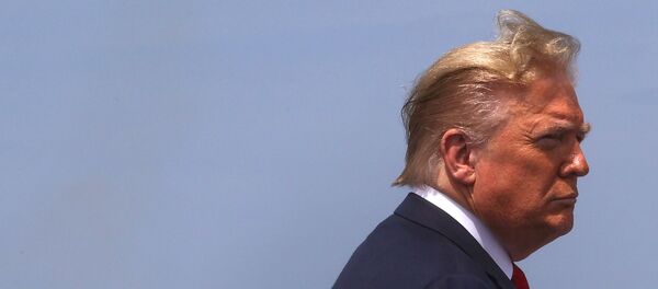 الرئيس الأمريكي دونالد ترامب يشاهد إطلاق صاروخ سبيس إكس فالكون 9 والمركبة الفضائية كرو دراغون من مركز كينيدي للفضاء التابع لناسا في كيب كانافيرال، فلوريدا، الولايات المتحدة، 30 مايو/ أيار 2020 - سبوتنيك عربي