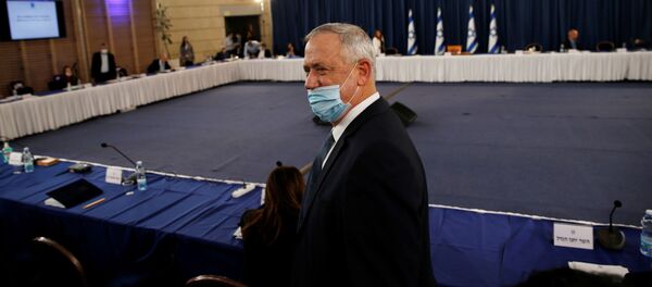 يرتدي وزير الدفاع الإسرائيلي ورئيس الوزراء المناوب بيني غانتس قناعًا لدى وصوله إلى الاجتماع الأسبوعي للحكومة في القدس - سبوتنيك عربي