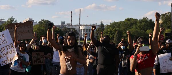 الاحتجاجات أمام البيت الأبيض بسبب وفاة المواطن من أصل أفريقي جورج فلويد بعدما تم توقيفه بطريقة عنيفة على يد الشرطة - سبوتنيك عربي