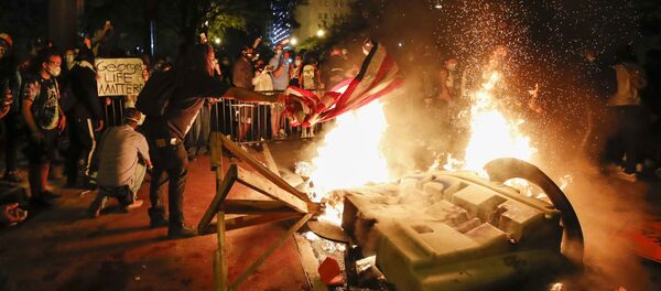 المتظاهرون يشعلون الحرائق بالقرب من البيت الأبيض احتجاجا على مقتل جورج فلويد 1 يونيو/حزيران - سبوتنيك عربي