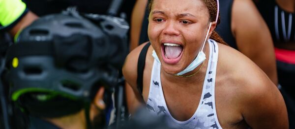 الهجوم على مقر القناة التلفزيونية «سي إن إن»، في أطلنطا، على خلفية الاحتجاجات على مقتل الشاب الأمريكي (جورج فلويد) في جورجيا، الولايات المتحدة  30 مايو 2020 - سبوتنيك عربي