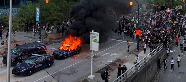 الهجوم على مقر القناة التلفزيونية «سي إن إن»، في أطلنطا، على خلفية الاحتجاجات على مقتل الشاب الأمريكي (جورج فلويد) في جورجيا، الولايات المتحدة 30 مايو 2020 الهجوم على مقر القناة التلفزيونية «سي إن إن»، في أطلنطا، على خلفية الاحتجاجات على مقتل الشاب الأمريكي (جورج فلويد) في جورجيا، الولايات المتحدة 30 مايو 2020 - سبوتنيك عربي