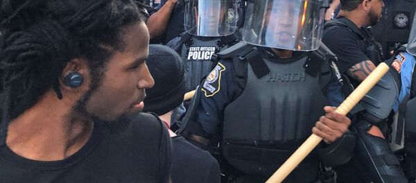 الهجوم على مقر القناة التلفزيونية «سي إن إن»، في أطلنطا، على خلفية الاحتجاجات على مقتل الشاب الأمريكي (جورج فلويد) في جورجيا، الولايات المتحدة  30 مايو 2020 - سبوتنيك عربي