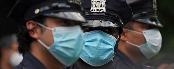 احتجاجات واسعة على مقتل شاب تحت ركبة شرطي أمريكي (جورج فلويد)، في نيويورك، الولايات المتحدة 29 مايو 2020 - سبوتنيك عربي