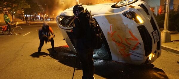 احتجاجات (#BlackLivesMatter) واسعة على مقتل شاب تحت ركبة شرطي أمريكي (جورج فلويد)، واشنطن، الولايات المتحدة  - سبوتنيك عربي