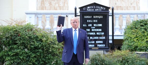 ترامب يحمل الكتاب المقدس خارج أسوار البيت الأبيض أمام كنيسة سانت جون  1 يونيو حزيران - سبوتنيك عربي