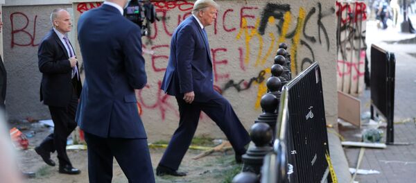 ترامب يسير خارج أسوار البيت الأبيض متجها ناحية كنيسة سانت جون  1 يونيو حزيران - سبوتنيك عربي