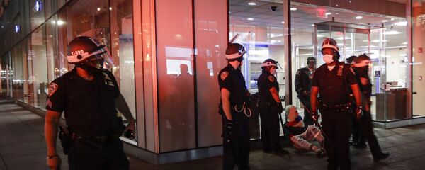 الشرطة الأمريكية تتفقد شوارع المدينة مع بدء حظر التجول في نيويورك، الولايات المتحدة 1 يونيو 2020 - سبوتنيك عربي