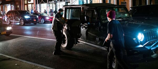 محتجون بعد سرقة المحلات بالرغم من بدء حظر التجول في نيويورك، الولايات المتحدة 2 يونيو 2020 محتجون بعد سرقة المحلات بالرغم من بدء حظر التجول في نيويورك، الولايات المتحدة 2 يونيو 2020 - سبوتنيك عربي