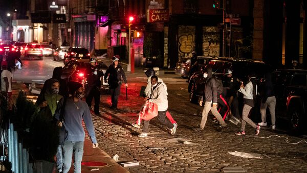 محتجون بعد سرقة المحلات بالرغم من بدء حظر التجول في نيويورك، الولايات المتحدة 2 يونيو 2020 - سبوتنيك عربي