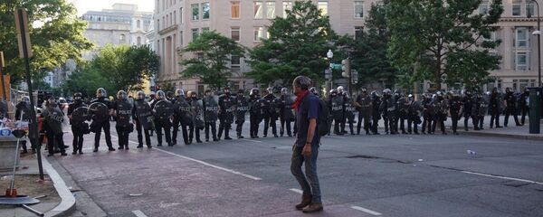 الشرطة الأمريكية تتطوق المنطقة في واشنطن العاصمة مع بدء حظر التجول في العاصمة، الولايات المتحدة - سبوتنيك عربي