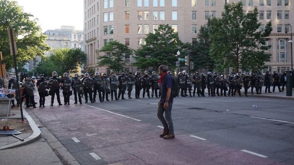 الشرطة الأمريكية تتطوق المنطقة في واشنطن العاصمة مع بدء حظر التجول في العاصمة، الولايات المتحدة - سبوتنيك عربي