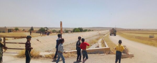 أطفال سوريين يطردون رتلا أمريكيا بريف الحسكة - سبوتنيك عربي