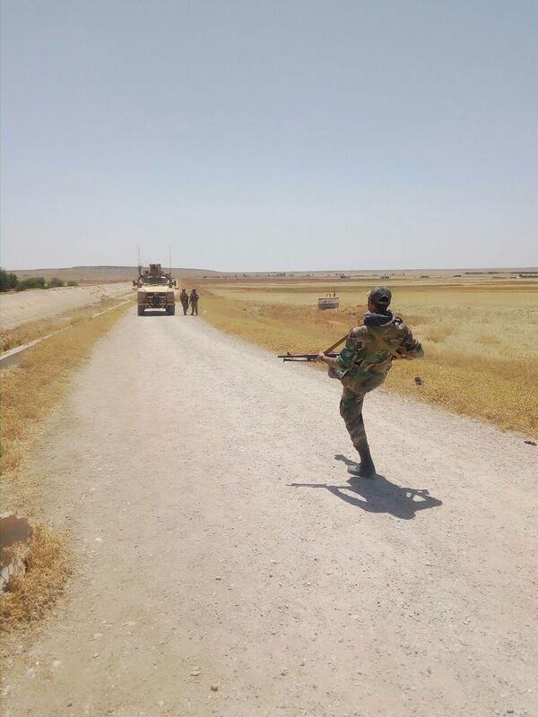 جندي سوري يتحدى دورية أمريكية: اخرجوا من سوريا فورا... فيديو - سبوتنيك عربي