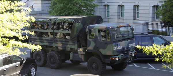 مركبات عسكرية تحمل أفراد من الحرس الوطني الأمريكي تسير بالعاصمة واشنطن بعد احتجاجات وطنية على وفاة جورج فلويد  - سبوتنيك عربي