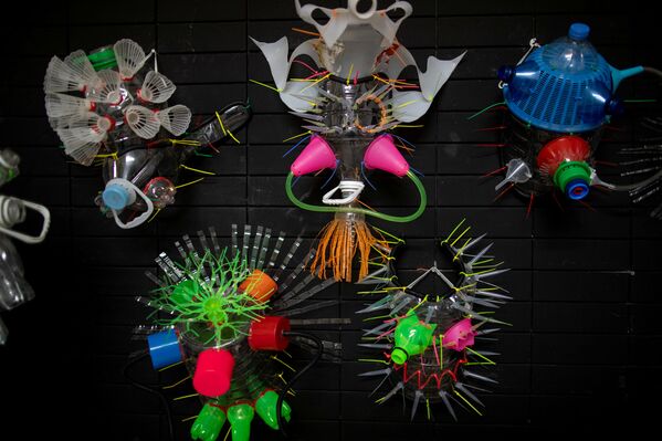 الفنان الفلبيني لييروي نيو (Leeroy New) يرتدي قناعا من صنع يديه، من مواد معاد تدويرها، في ورشة عمله في مدينة كويزون سيتي، الفلبين 28 مايو/ أيار 2020 - سبوتنيك عربي