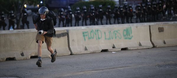 مراسلون أثناء تغطية احتجاجات جورج فلويد في مينيابوليس 30 مايو 2020 - سبوتنيك عربي