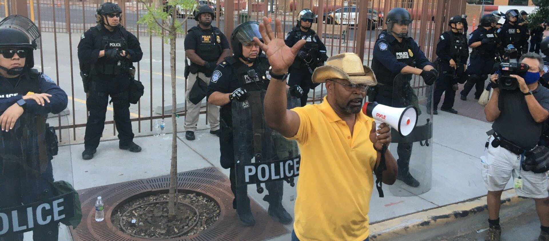 احتجاجات جورج فلويد في بلدة إل باسو غرب تكساس، الولايات المتحدة، يونيو 2020 - سبوتنيك عربي, 1920, 03.06.2020