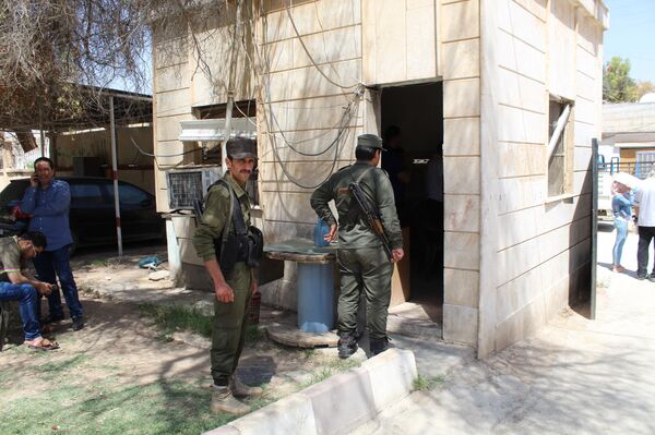 رغم شبح الحرائق... السعر المشجع يدفع قمح الحسكة نحو المراكز الحكومية... فيديو رغم شبح الحرائق... السعر المشجع يدفع قمح الحسكة نحو المراكز الحكومية... فيديو - سبوتنيك عربي