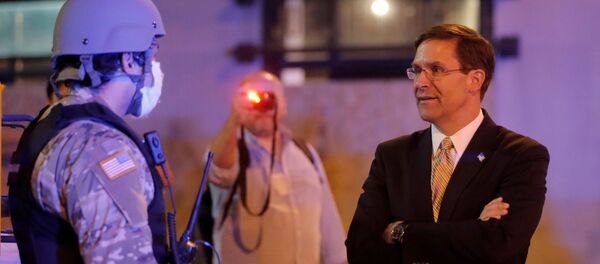 وزير الدفاع الأمريكي مارك إسبر يزور الضباط العسكريين بالحرس الوطني في العاصمة الأمريكية الذين يحرسون البيت الأبيض وسط اضطرابات على الصعيد الوطني بعد وفاة جورج فلويد في حجز شرطة مينيابوليس - سبوتنيك عربي