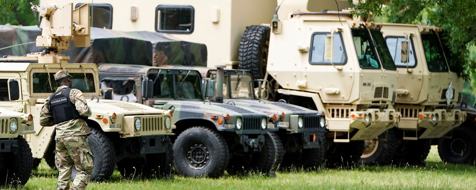 جندي في الحرس الوطني بجيش واشنطن العاصمة يتفقد مركبات عسكرية تم تنظيمها في مخزن الأسلحة في العاصمة لاستخدامها في شوارع واشنطن قبل الاستئناف المتوقع للاحتجاجات على وفاة جورج فلويد  - سبوتنيك عربي, 1920, 15.08.2025