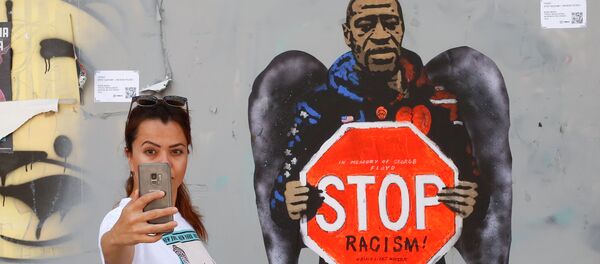 جدارية  فنان الشوارع الإيطالي سالفاتوري بينينتندي، للمواطن الأمريكي من أصول أفريقية، جورج فلويد، في برشلونة، إسبانيا 31 مايو 2020 - سبوتنيك عربي