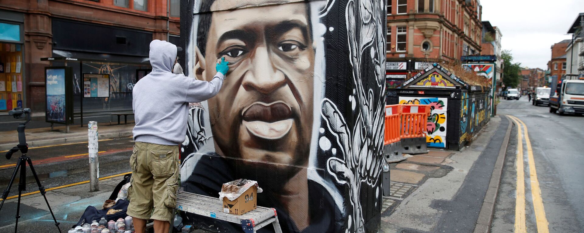  فنان الشوارع البريطاني أسكي، يرسم جدارية للمواطن الأمريكي من أصول أفريقية، جورج فلويد، في لندن، بريطانيا 3 يونيو 2020 - سبوتنيك عربي, 1920, 11.06.2020