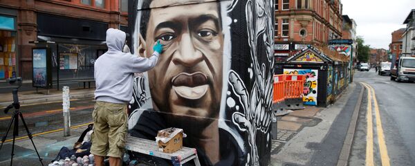  فنان الشوارع البريطاني أسكي، يرسم جدارية للمواطن الأمريكي من أصول أفريقية، جورج فلويد، في لندن، بريطانيا 3 يونيو 2020 - سبوتنيك عربي