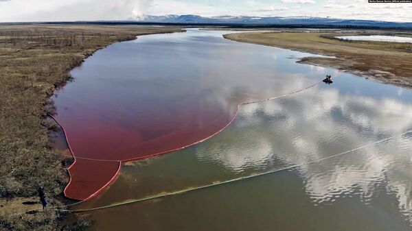 تسرب نفطي في منطقة تايمو دولغان ومدينة نوريلسك الروسية، تسرب كميات كبيرة من النفط في نهري أمبارنايا ودالديكان، روسيا - سبوتنيك عربي