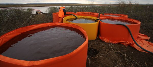 تسرب نفطي في منطقة تايمو دولغان ومدينة نوريلسك الروسية، تسرب كميات كبيرة من النفط في نهري أمبارنايا ودالديكان، روسيا - سبوتنيك عربي