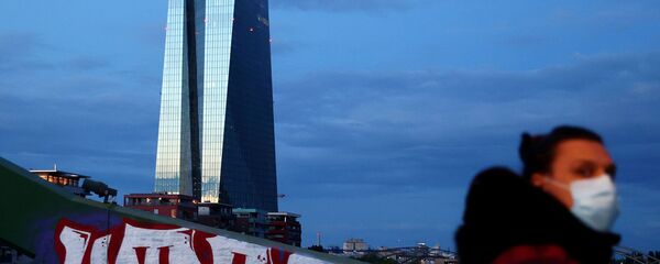 امرأة ترتدي قناعًا وقائيًا تسير بالقرب من المقر الرئيسي للبنك المركزي الأوروبي (ECB) أثناء غروب الشمس في فرانكفورت في ألمانيا امرأة ترتدي قناعًا وقائيًا تسير بالقرب من المقر الرئيسي للبنك المركزي الأوروبي (ECB) أثناء غروب الشمس في فرانكفورت في ألمانيا - سبوتنيك عربي