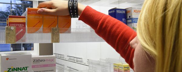 صيدلانية تزيل علب أدوية فيتامين Uvesterol D من رف في صيدلية في بوردو، جنوب غرب فرنسا، 4 يناير/ كانون الثاني 2017 - سبوتنيك عربي