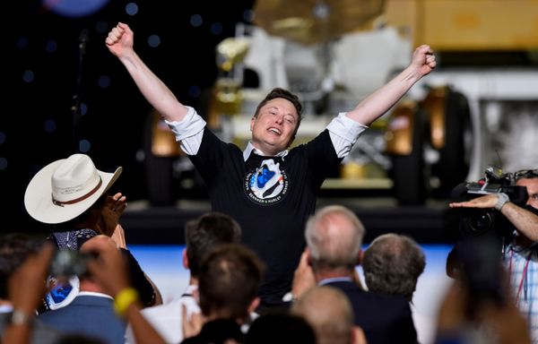مؤسس SpaceX، إلون ماسك، بعد إطلاق صاروخ Falcon 9 من منصة إطلاق مركز كينيدي للفضاء التابعة لوكالة الفضاء الدولية ناسا في فلوريدا، الولايات المتحدة، 30 مايو 2020 - سبوتنيك عربي