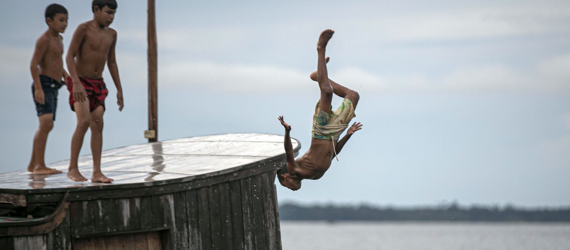 أطفال يقفزون إلى مياه خليج ملاكو، ولاية بارا، البرازيل 30 مايو 2020 - سبوتنيك عربي, 1920, 18.10.2020