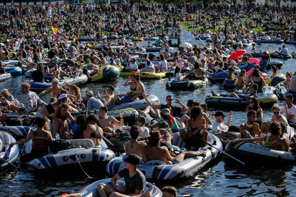 مواطنون يركبون قوارب محتلفة الأحجام والأشكال في قناة لاندوير، في إطار دعم نوادي الرقص الدولية الشهيرة في برلين، التي تضررت بسبب الإغلاق التام بسبب فيروس كورونا في ألمانيا 31 مايو 2020 - سبوتنيك عربي